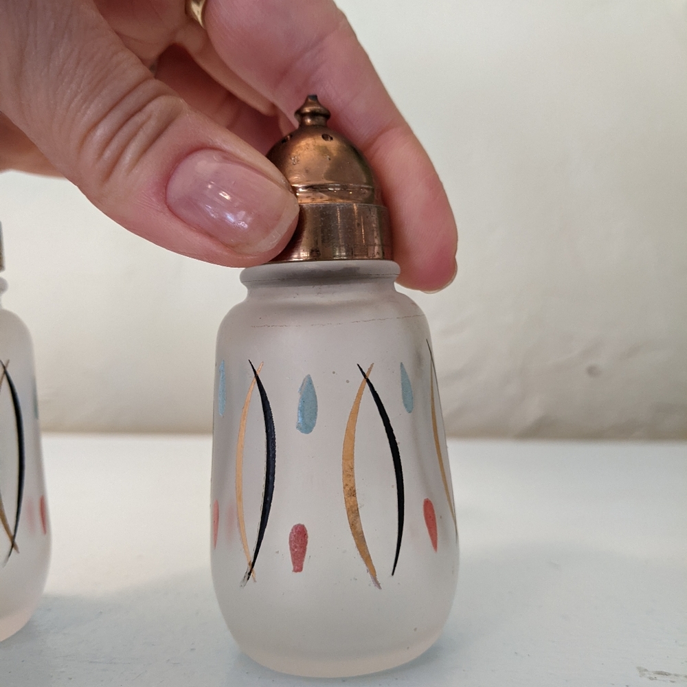 SOLD ETSYAtomic Mid Century Vintage Hazel Atlas Salt and Pepper Set - Picture 5 of 11